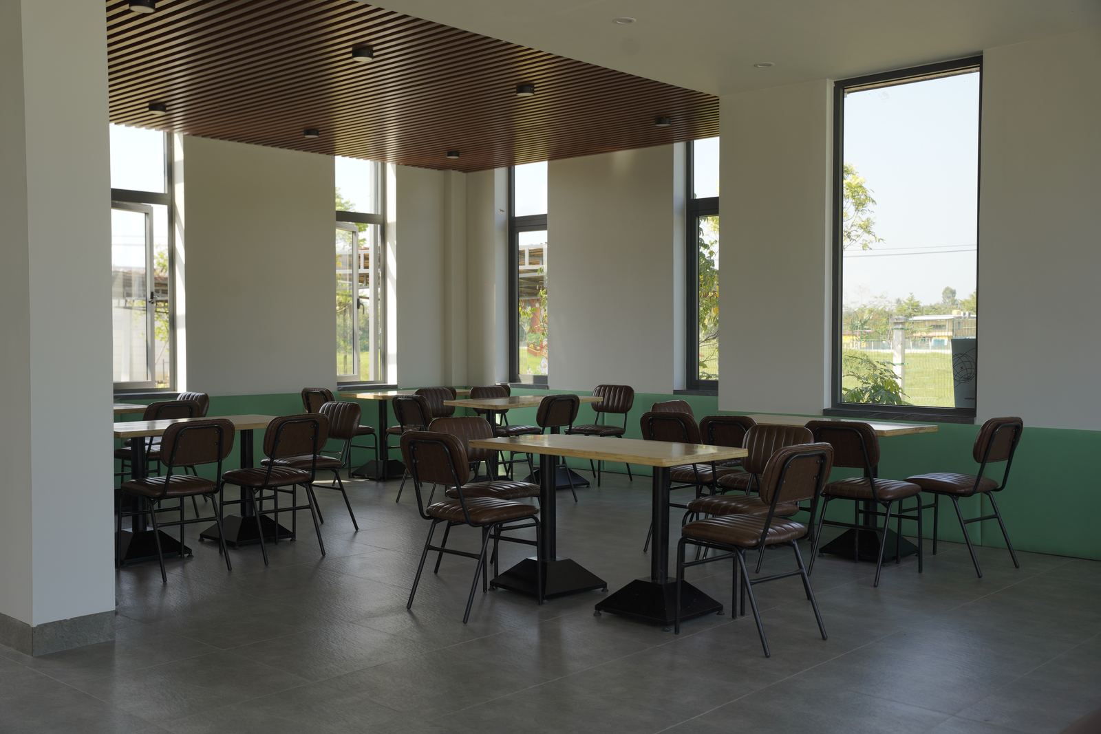 Không gian cafe và phòng ăn tại Quảng Đà X-Camp