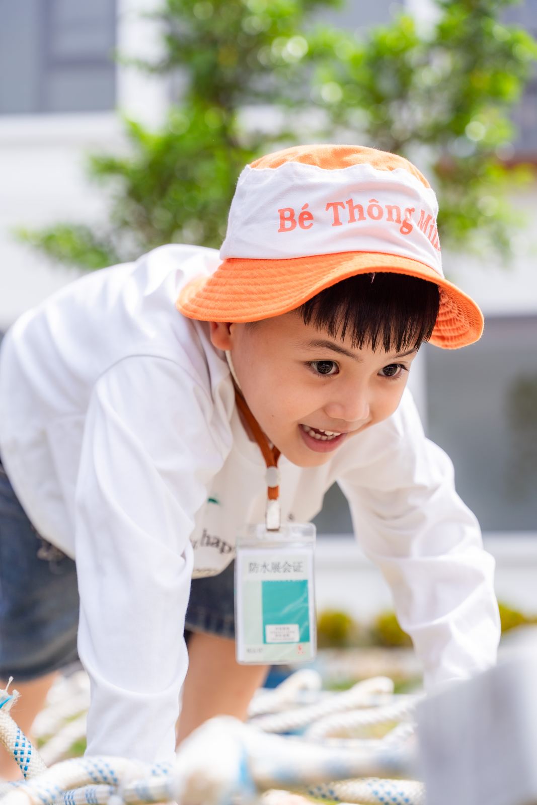 Bạn nhỏ bò qua lưới dây tại thao trường dã chiến