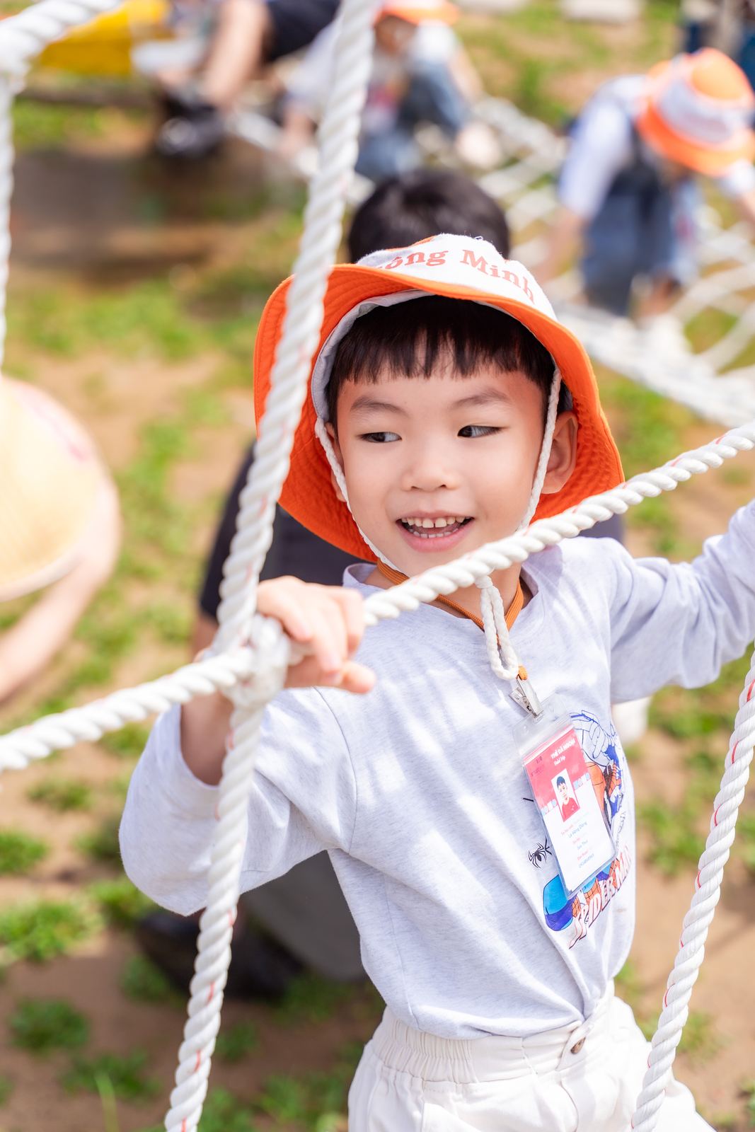 Cậu bé leo lưới dây trong thử thách liên hoàn