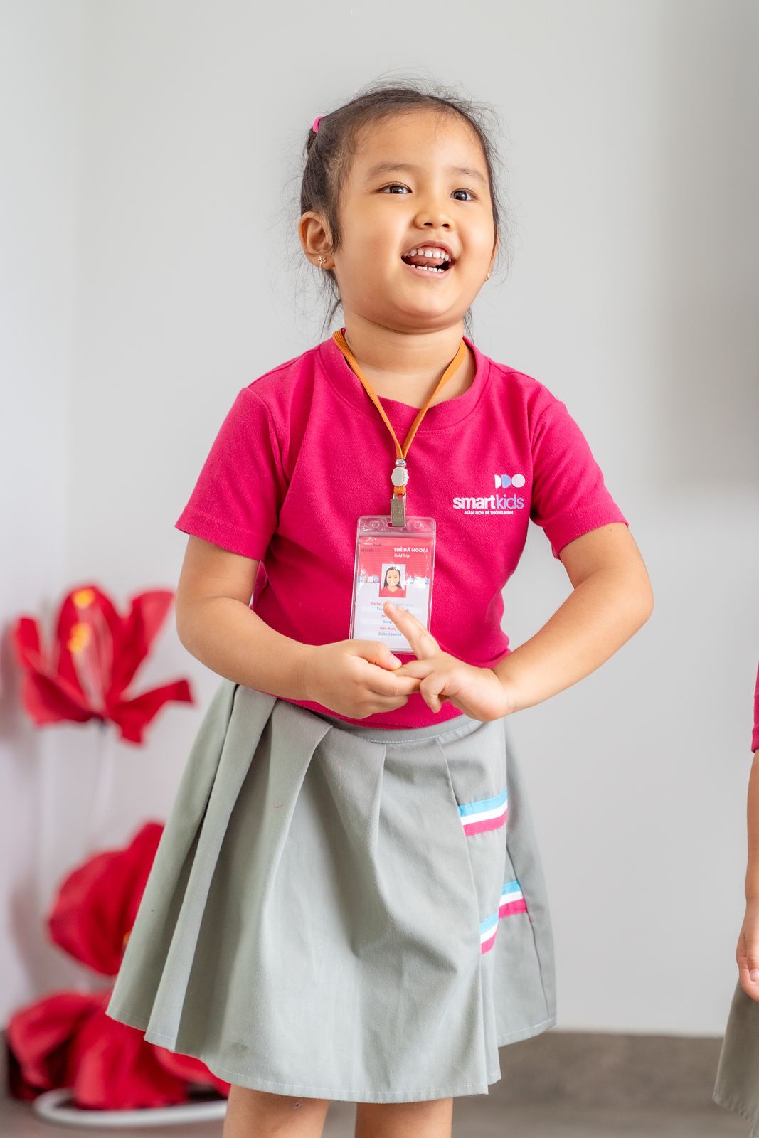 Bé gái cười tươi trong ngày trải nghiệm tại X-Camp