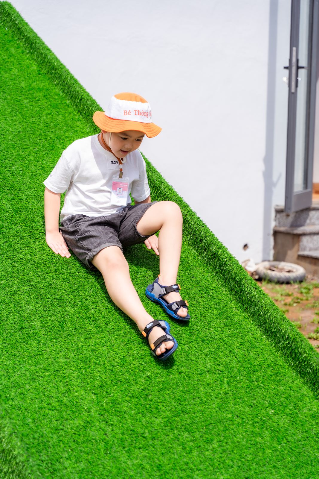 Bạn nhỏ trượt dốc cỏ tại Quảng Đà X-Camp
