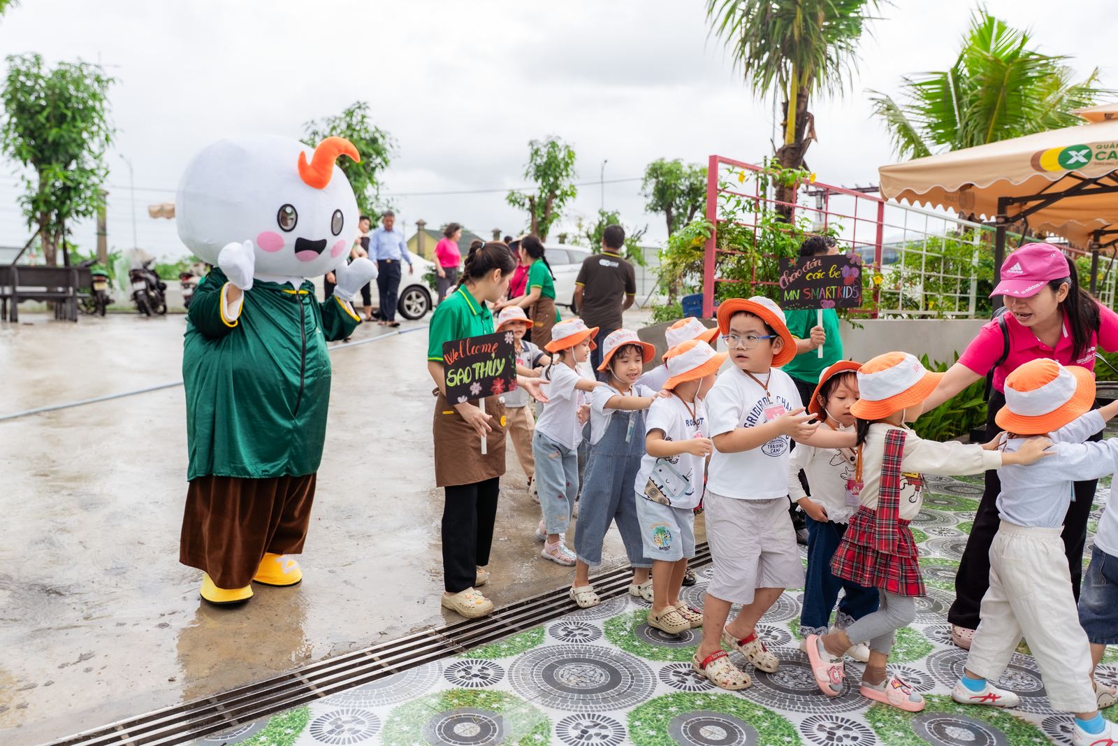 Linh vật X-Camp chào đón các bạn nhỏ