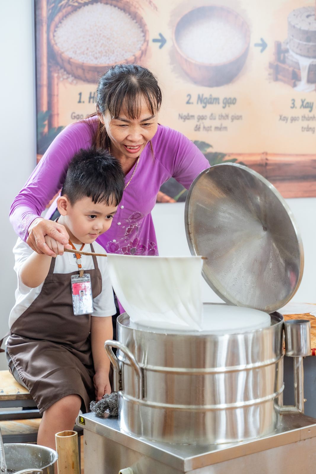 Bạn nhỏ tự tay tráng bánh làm sợi mì Quảng