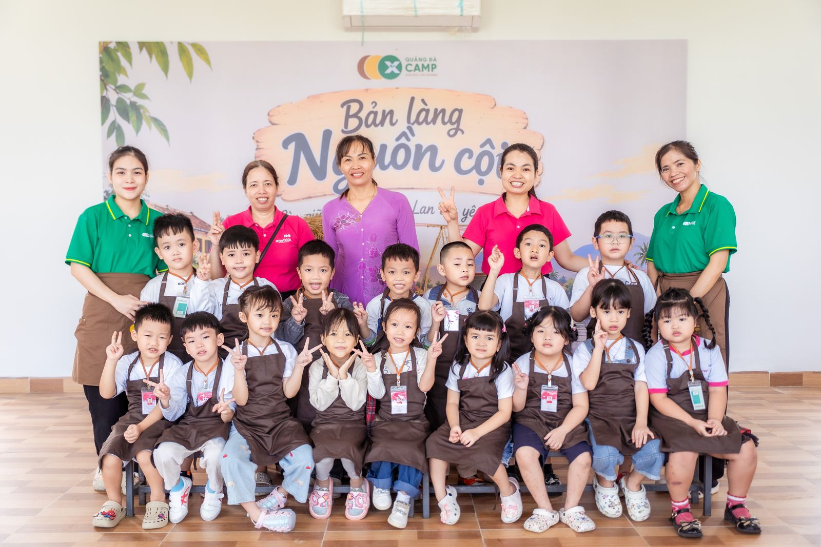 Cả đoàn chụp ảnh lưu niệm tại Bản Làng Nguồn Cội