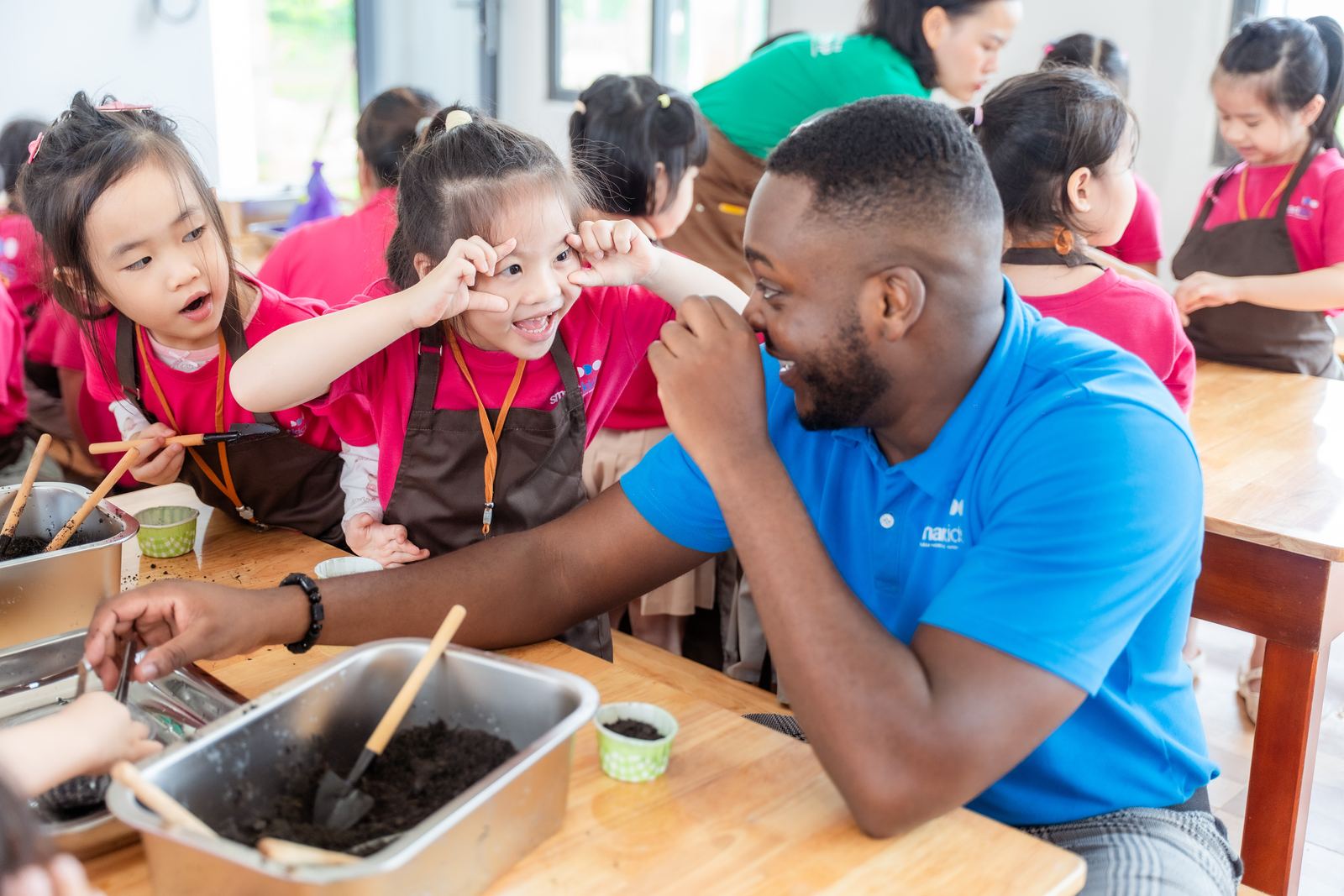 Các bạn nhỏ làm quà vặt từ gạo cùng thầy giáo