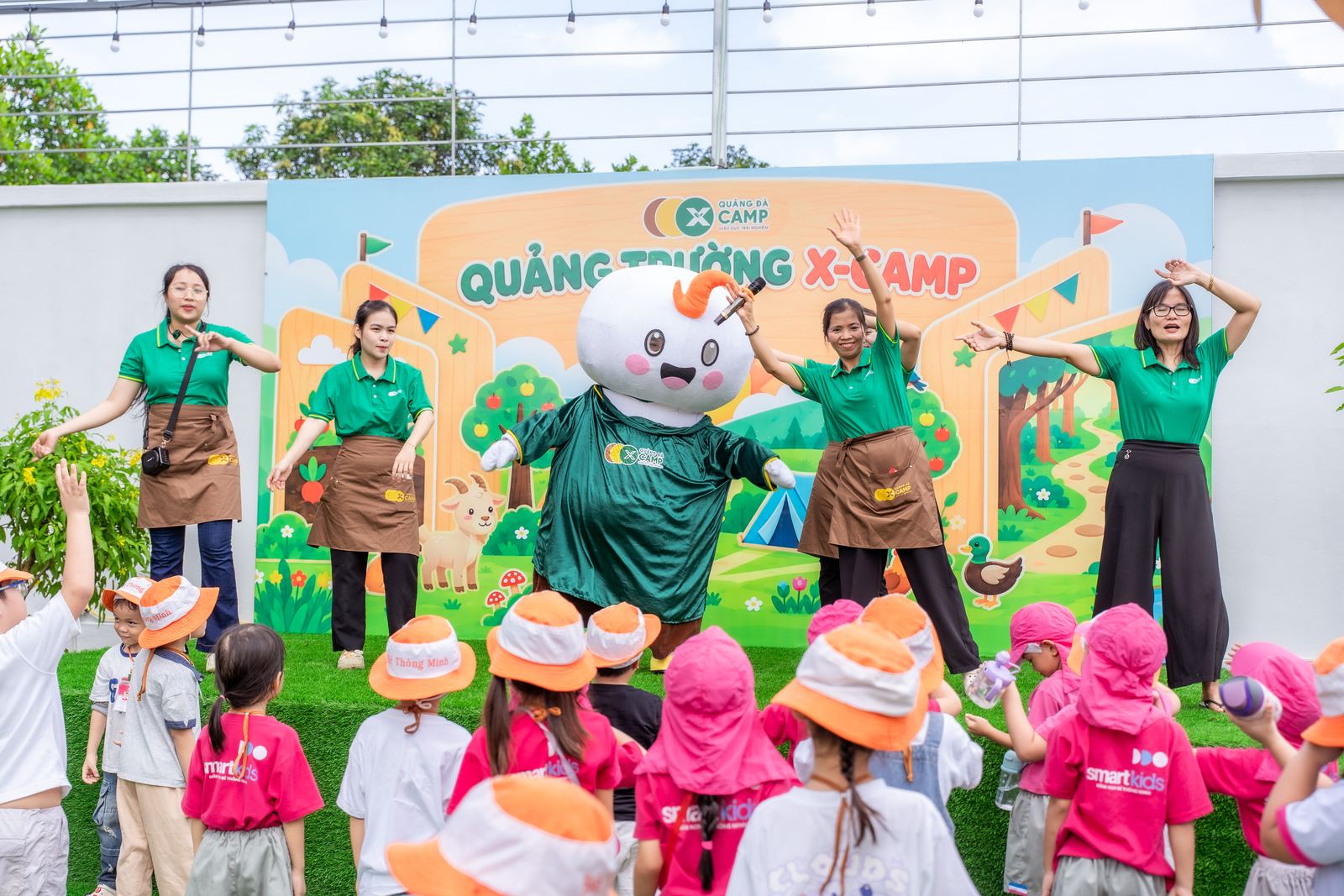 Linh vật và đội ngũ nhảy cùng các bạn nhỏ tại Quảng Trường X-Camp