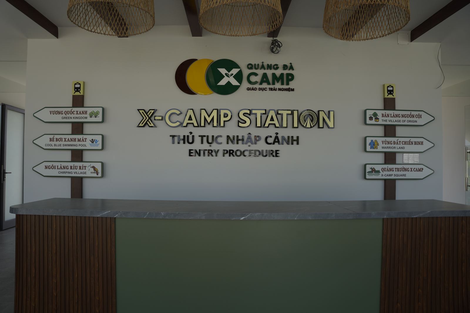Quầy X-Camp Station — nơi làm thủ tục nhập cảnh vào các vùng đất