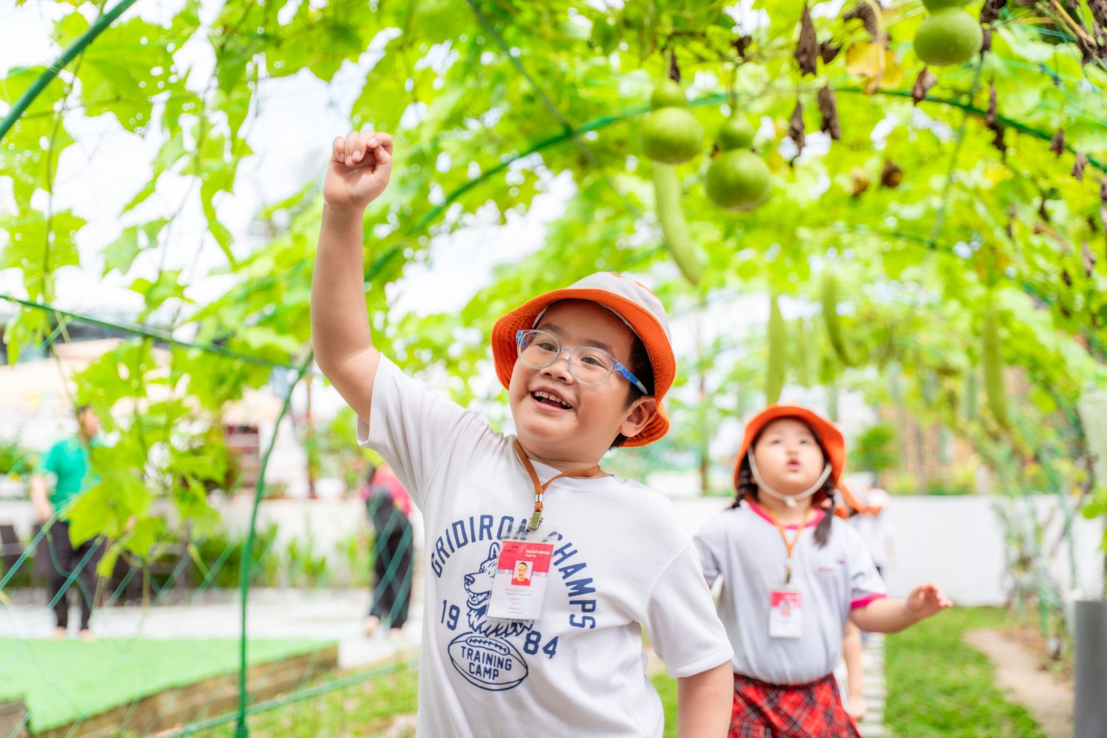 Cậu bé hào hứng dưới giàn bầu ở Vương Quốc Xanh